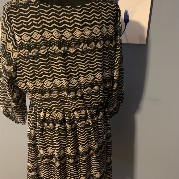 Espresso Dress
Black/Tan ( Cream) Dress .Size 1x - Picture 5 of 5